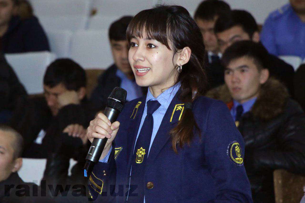 Internetda qizlarning yalangoch fotosuratlari