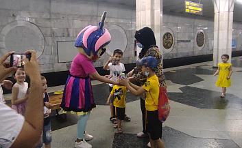 На станциях Ташкентского метрополитена тоже порадовали детей