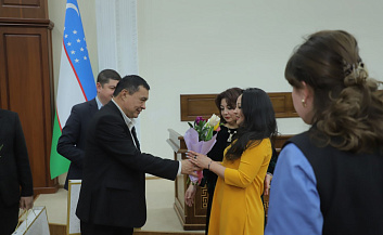 100 nafar fidoyi soha xodimlariga sovgʻalar topshirildi