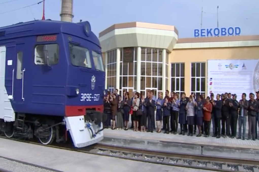 Начало курсирования пассажирского электропоезда Ташкент-Бекабад