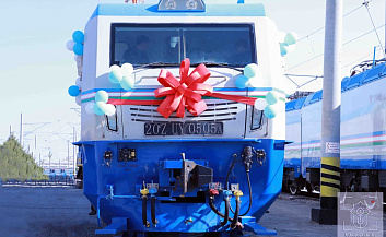 В Узбекистан прибыл очередной электровоз из Китая